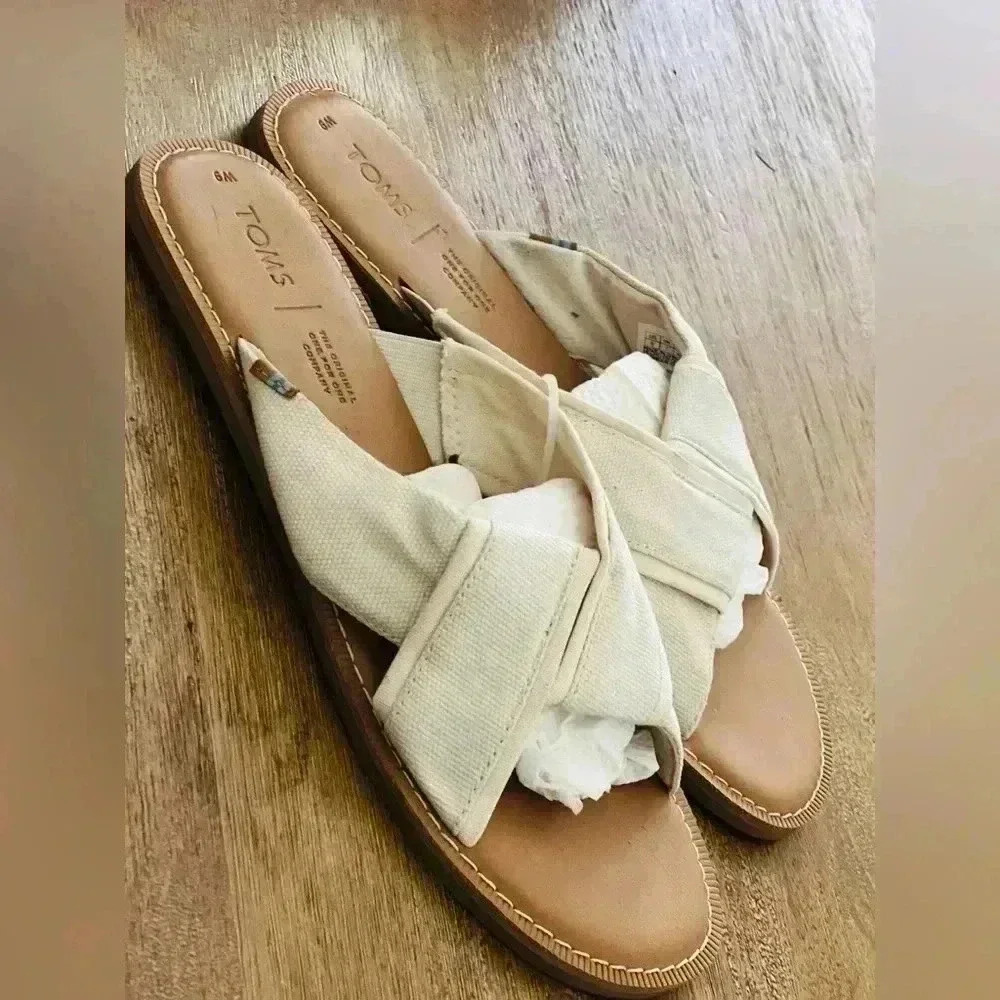 Tom’s sandals  size 9 great condition